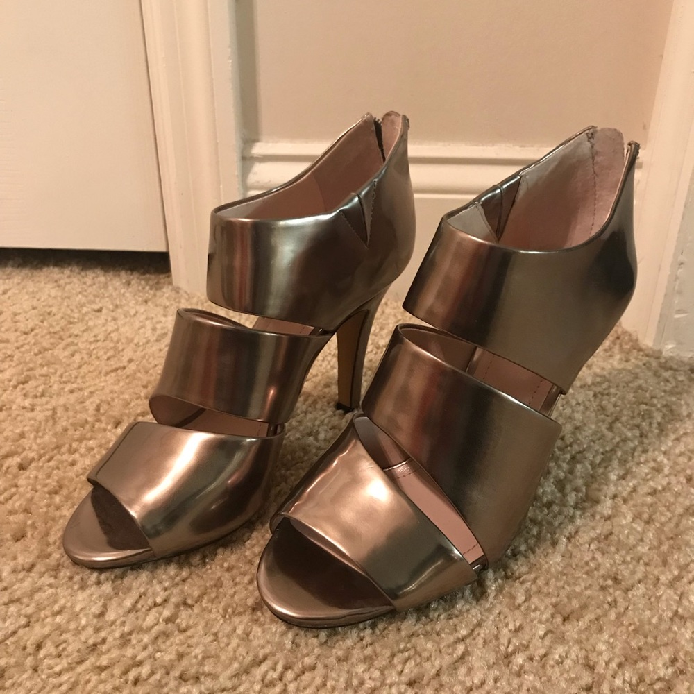 Never worn Vince Camuto metallic evening shoes.